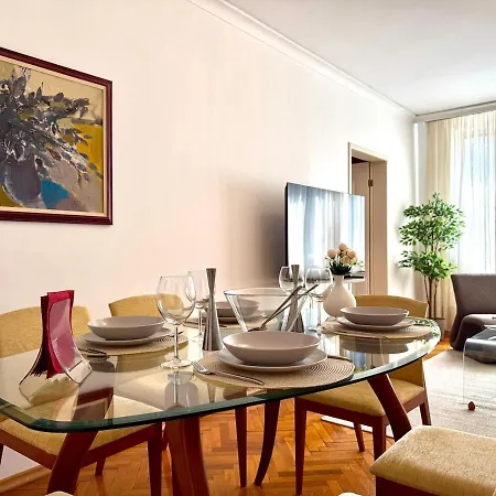 Cosher - Designer 1br - Art-filled Retreat *
