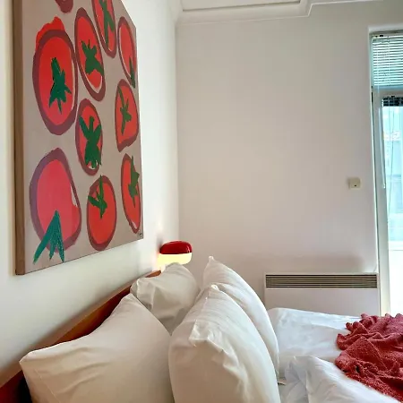 Cosher - Designer 1br - Art-filled Retreat *