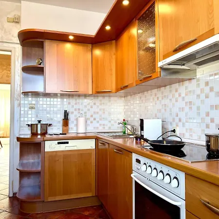Cosher - Designer 1br - Art-filled Retreat