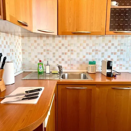 Cosher - Designer 1br - Art-filled Retreat *