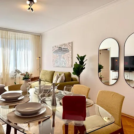 Cosher - Designer 1br - Art-filled Retreat